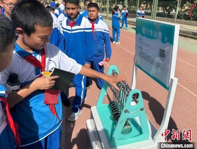 科普大篷车南疆行活动现场。中国科技馆 供图