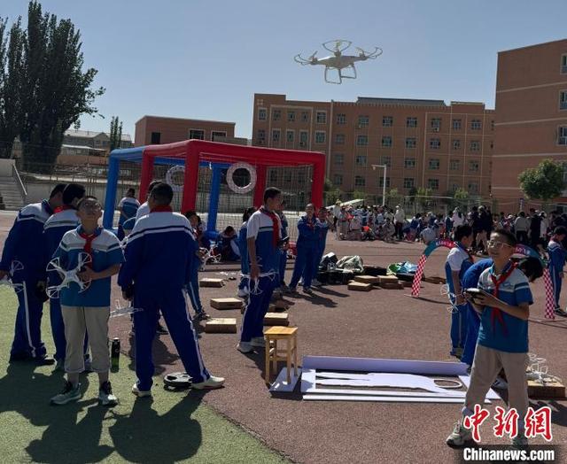 科普大篷车南疆行活动现场。中国科技馆 供图