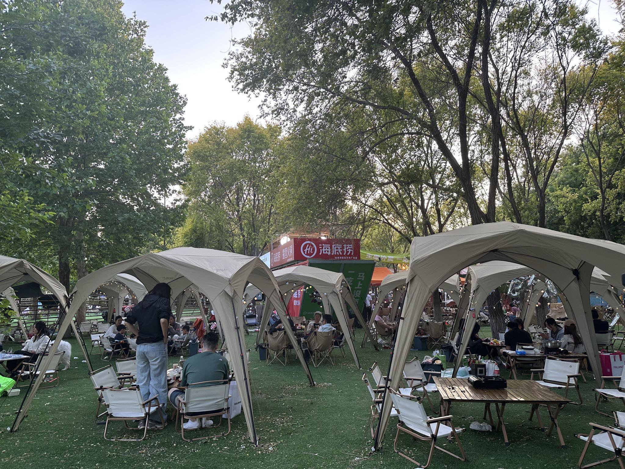 在位於南海子公園的海底撈露營火鍋,消費者享受著「帳篷下吃火鍋」。新京報記者 王萍 攝