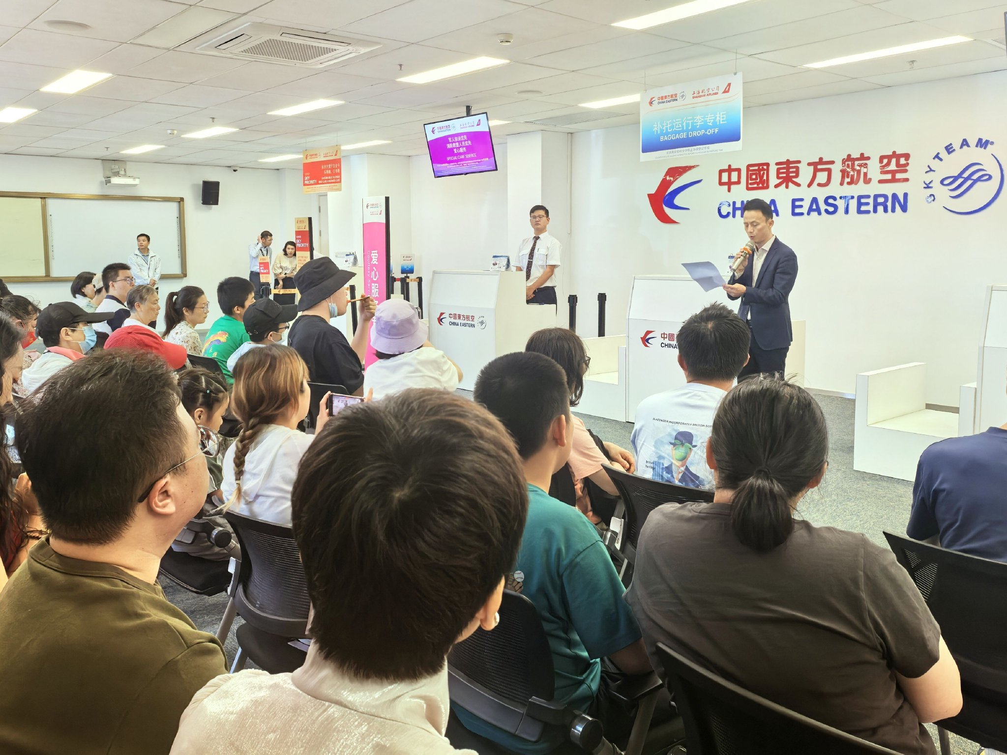 10組來自「星樂家園」的孤獨症家庭在東航體驗特別航空之旅。新京報貝殼財經記者俞金旻 攝