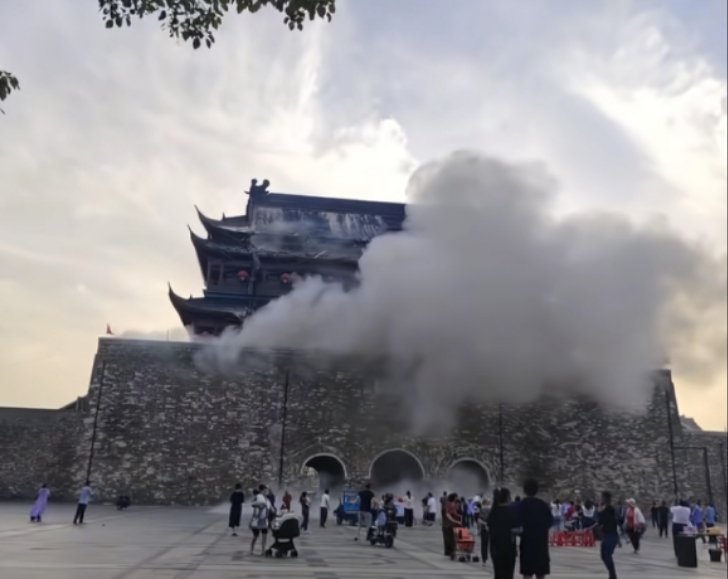 鼓樓瓦片滑落。 圖源:網絡截圖