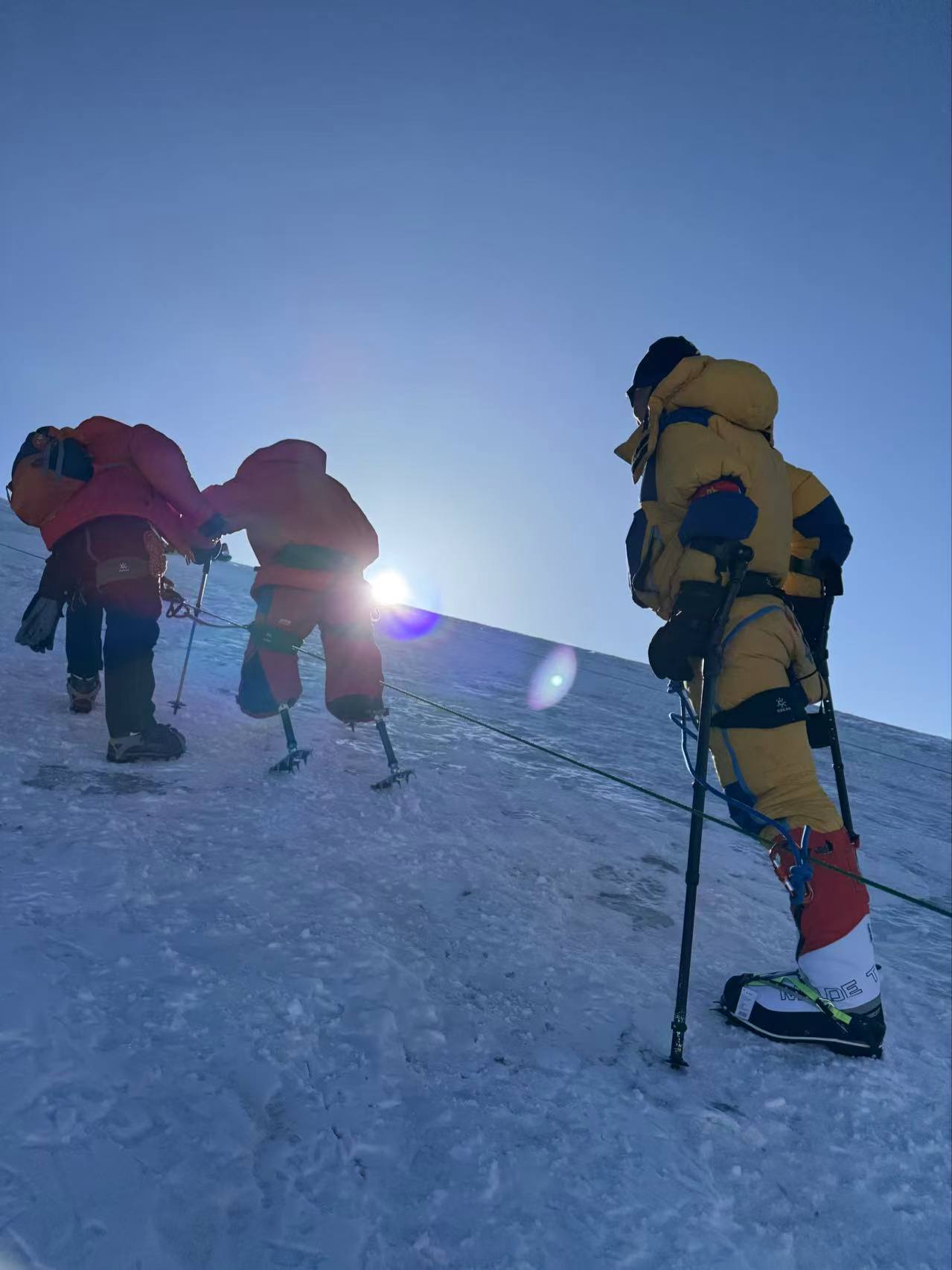 王輝(右一)在登山中。受訪者供圖