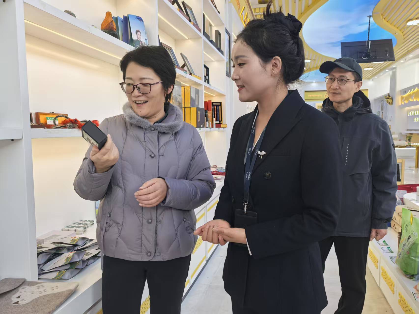 周振霞(左一)在青海玉樹州的農產品體驗店瞭解產品情況。受訪者供圖