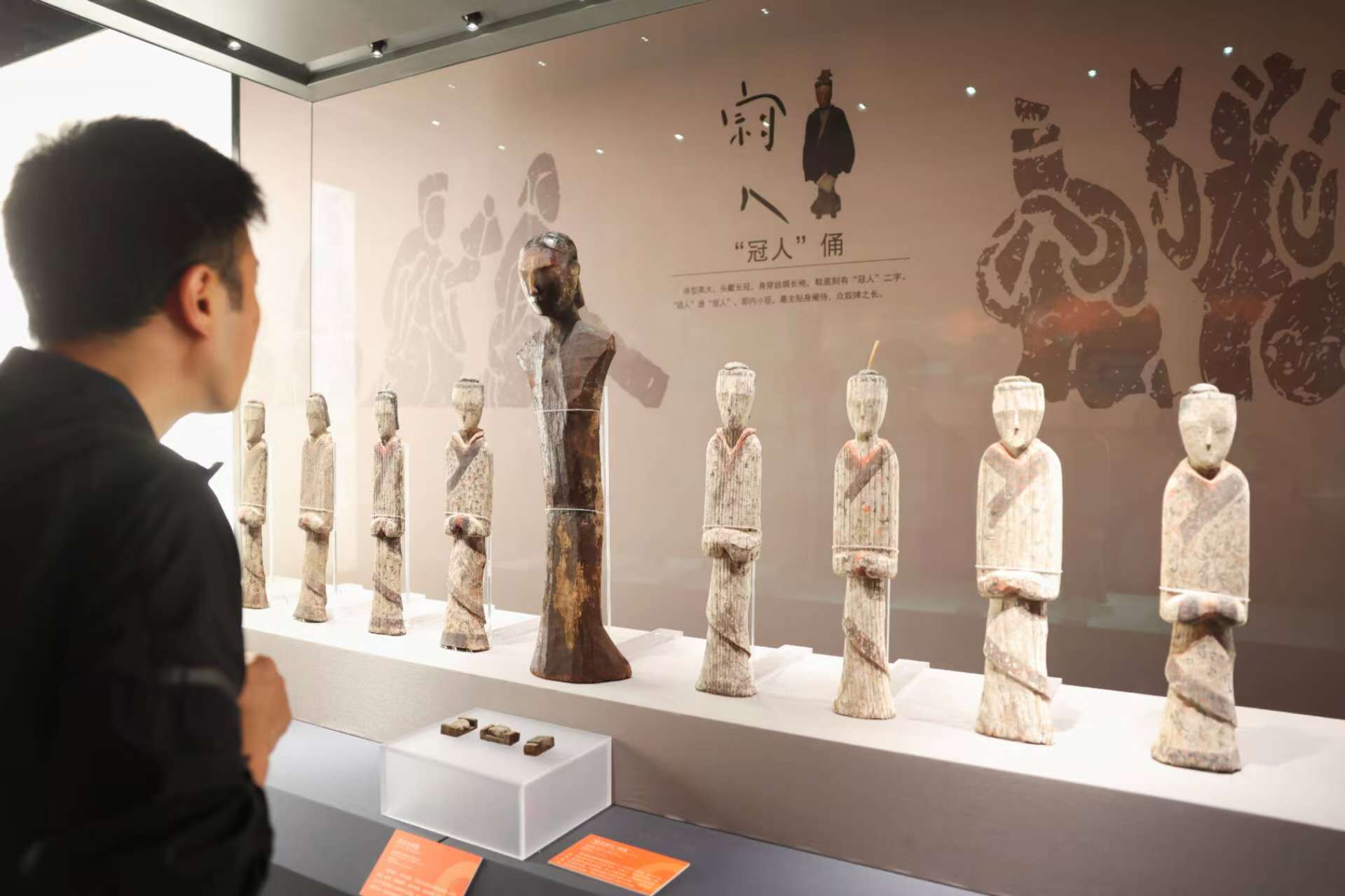 嘉賓觀看首個臨時展覽「漢風軑華——馬王堆生活藝術特展」。新京報記者 浦峰 攝