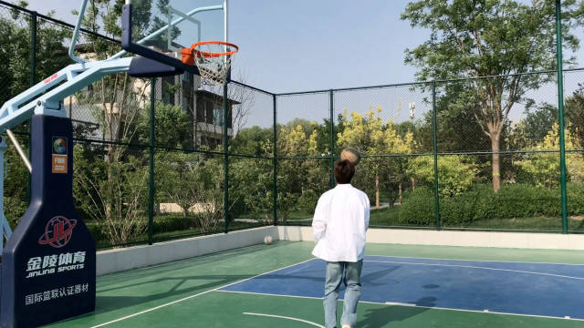 夏风浅倦，少年的轮廓在那个悸动的仲夏投下斑驳的光与影