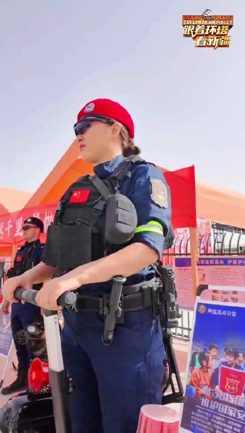 环塔大本营最酷特警们带着他们的“战狼”出列！