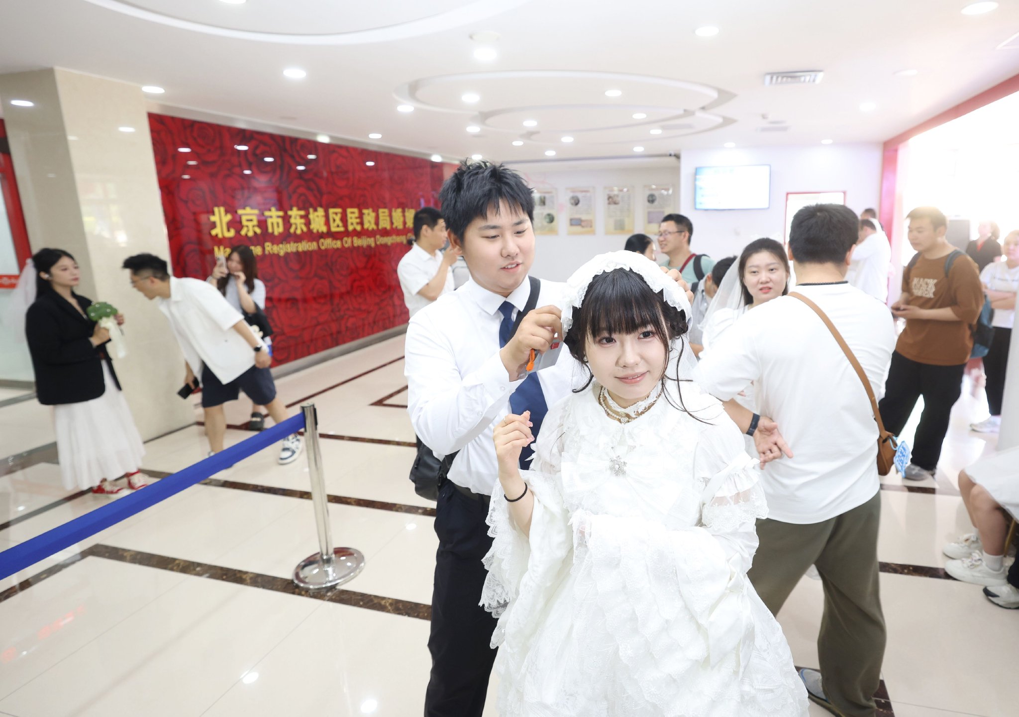 新人排隊等待辦理結婚登記。新京報記者 王貴彬 攝