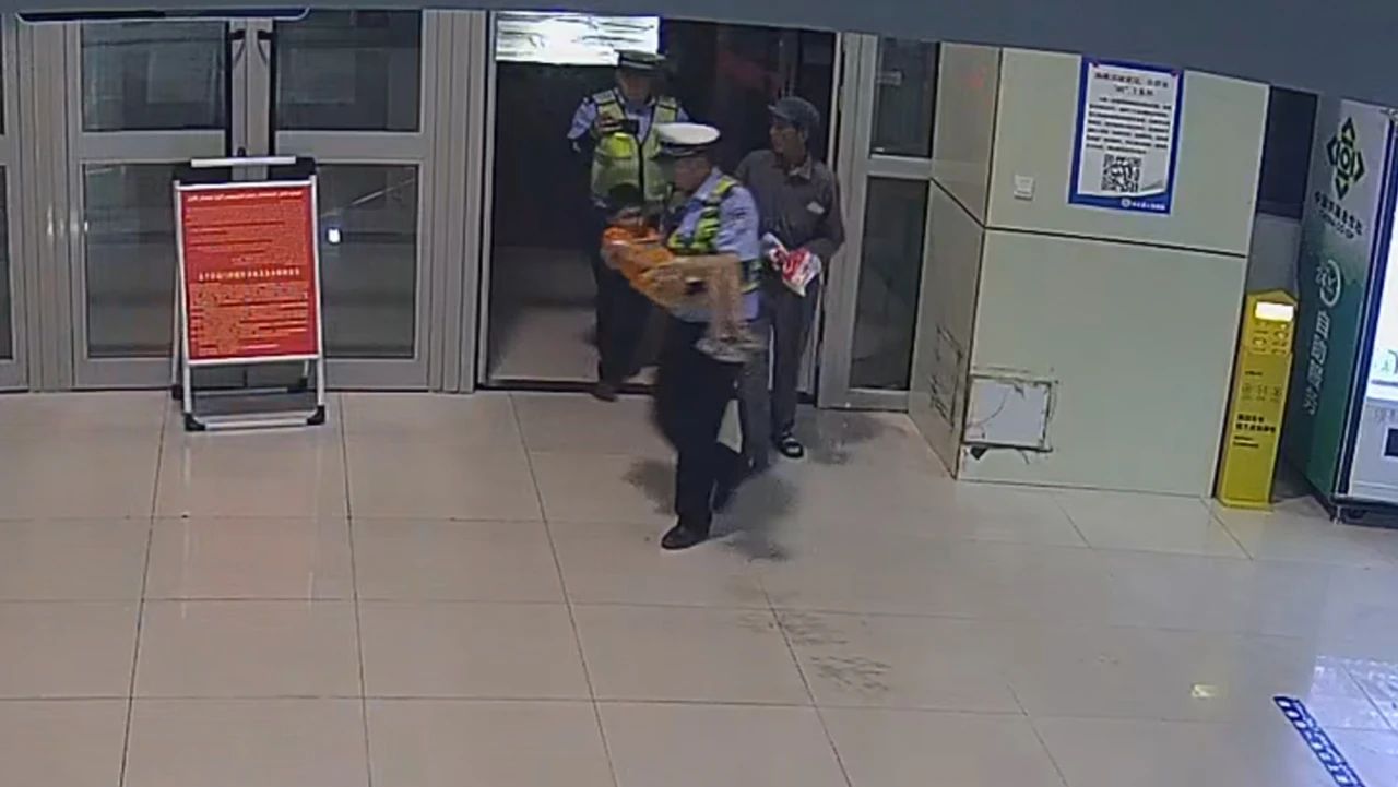 阿迪力把骨折兒童送進醫院。 圖源:烏什公安