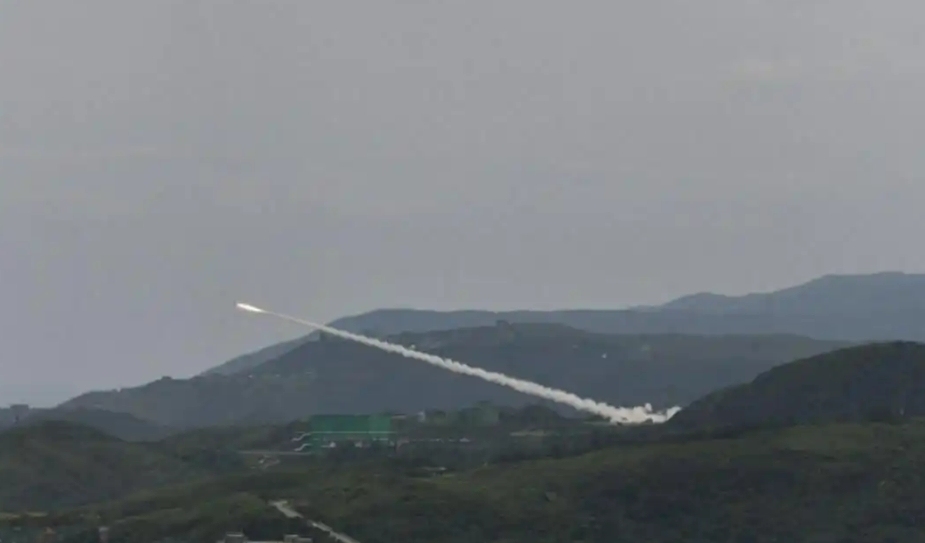 台軍試射「海馬斯」火箭炮。