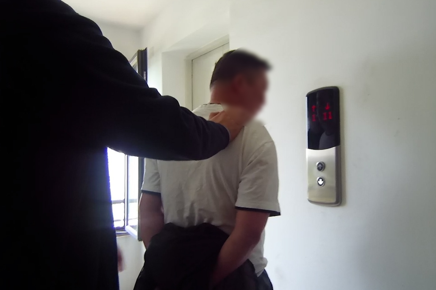 民警在台湖鎮某小區內將嫌疑人金某抓獲。 圖源:通州警方