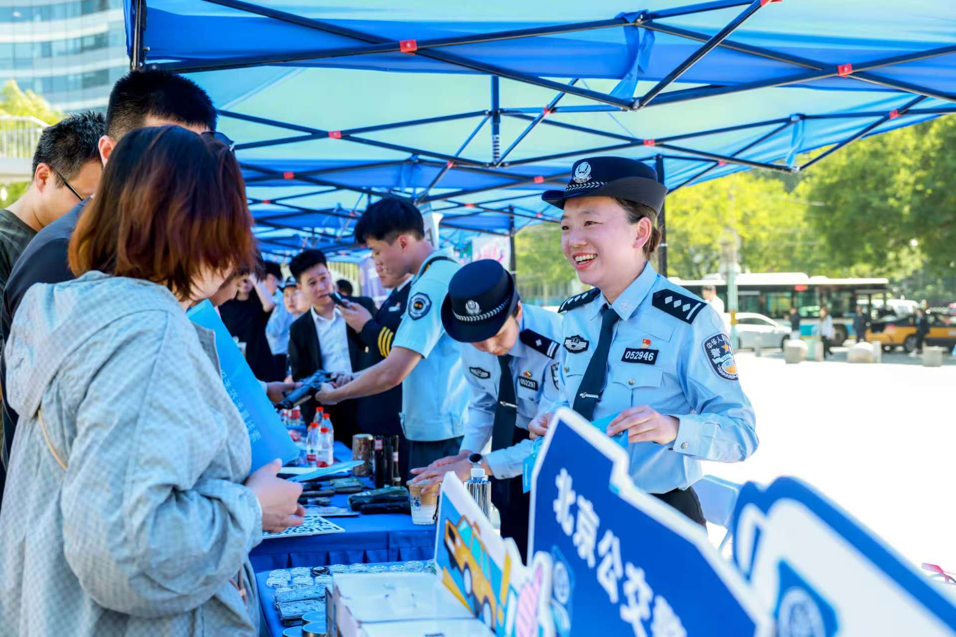 公交總隊民警講解公共交通安全知識。 通訊員林海 攝