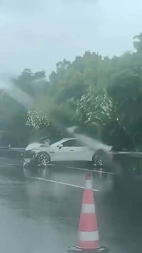 雨天开车，一定要注意安全！