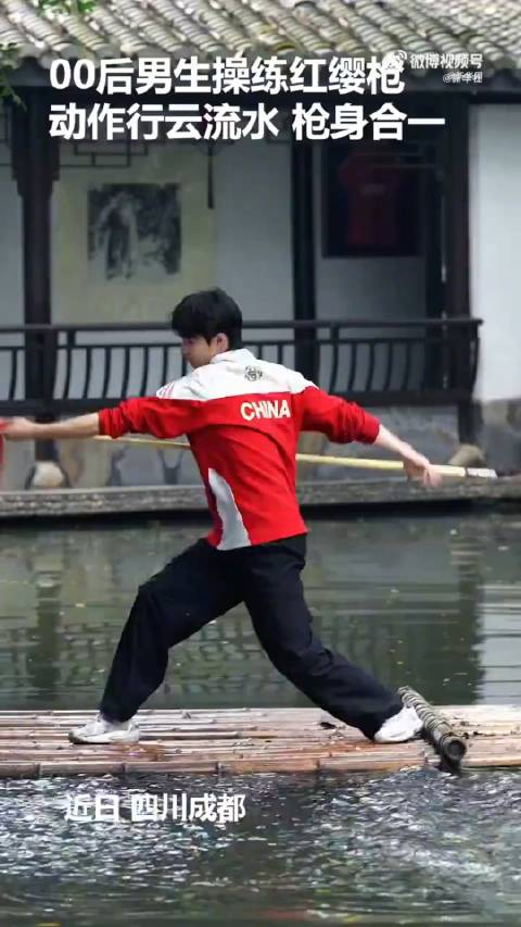 男生舞红缨枪
