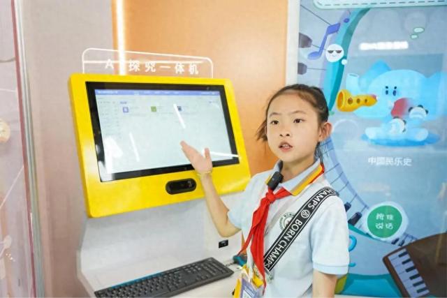 张江高科实验小学展区，学生在介绍校园智慧场景。本文图片均为 上海教博会组委会 供图