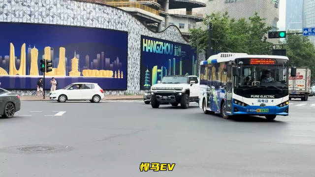 视频：杭州万象城姿态组合集，你们喜欢哪台，我选奔驰cls猎装！