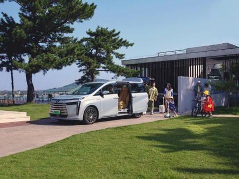 全家出行首选：传祺E8+大四座七座 17.68万起，520为爱启程