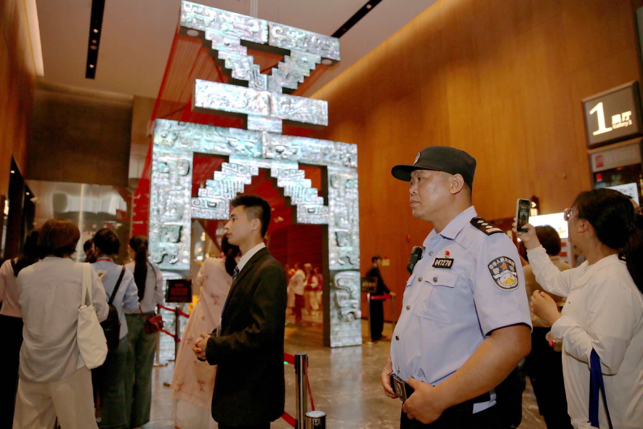 民警在館內執勤。 圖源:通州公安