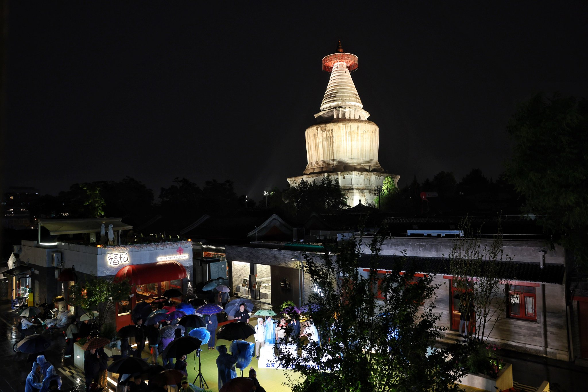 5月22日晚8點,妙應寺白塔亮燈。新京報記者 薛珺 攝