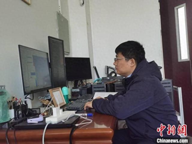 图为进入工作状态的夏前锦。 中新网记者 李爱平 摄