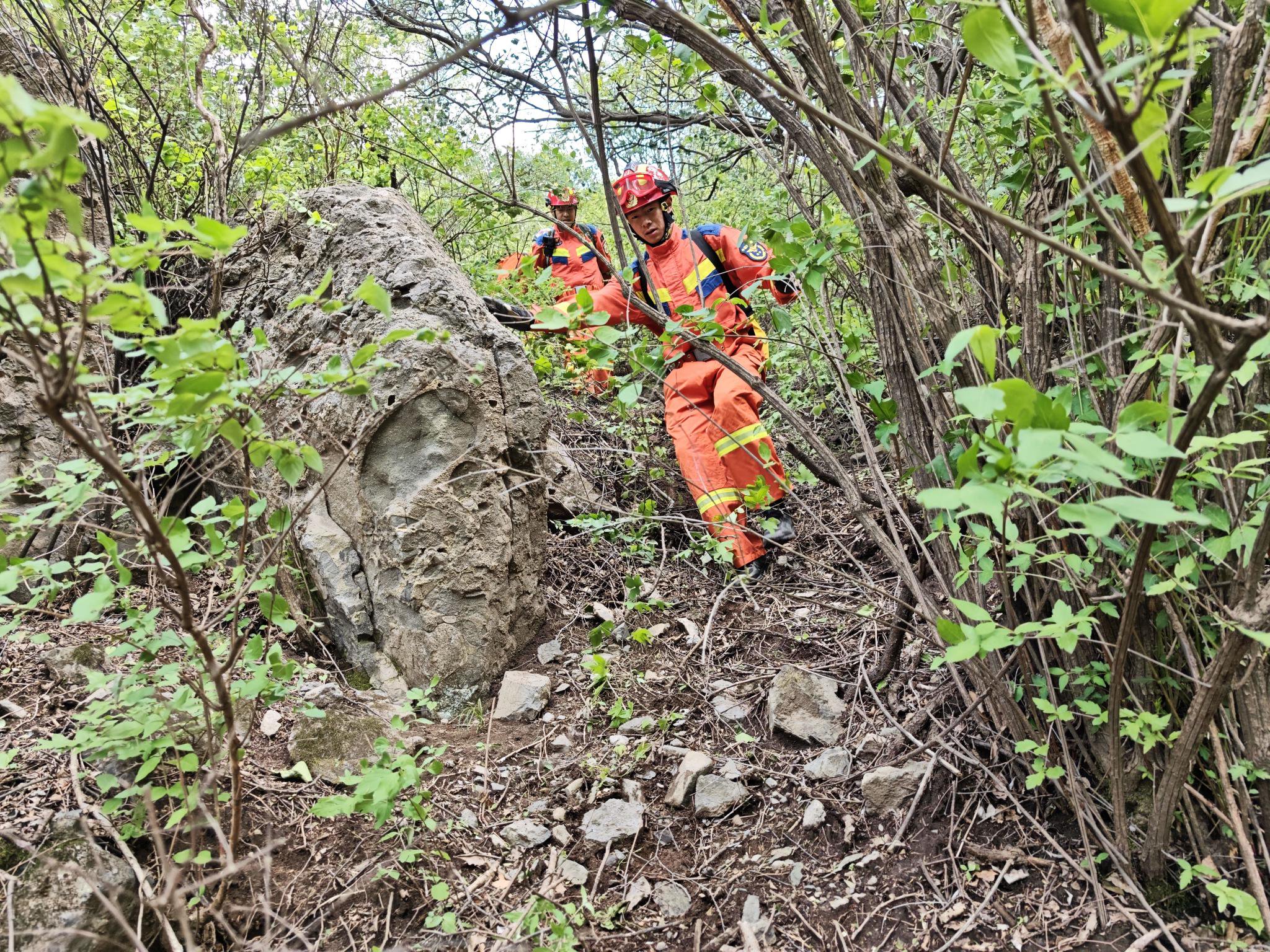 5月18日,消防救援人員帶著擔架下山。圖源:海澱區消防救援支隊