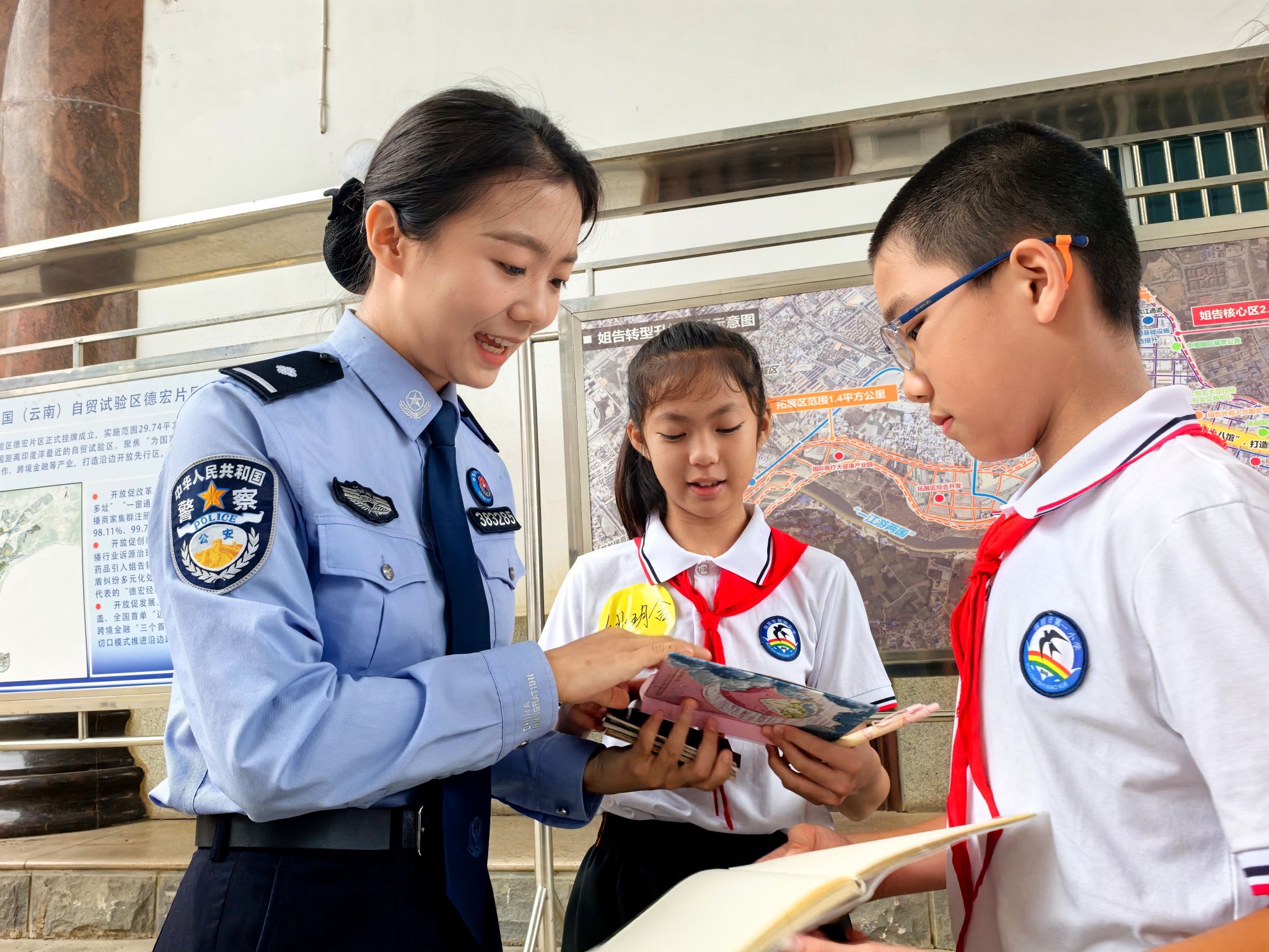 民警給孩子們介紹出入境證件、貨物查緝手段和證件真偽鑒別方式。 圖源:瑞麗邊檢