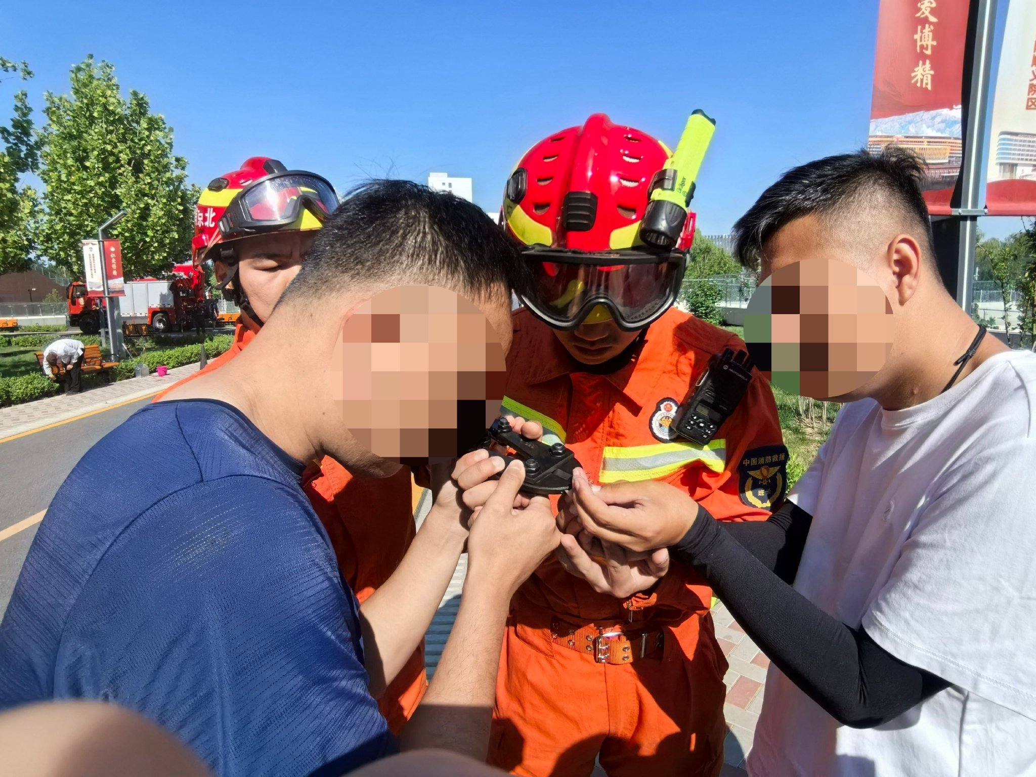 消防救援人員剪斷男子手指上的魚鉤。圖源:順義區消防救援支隊