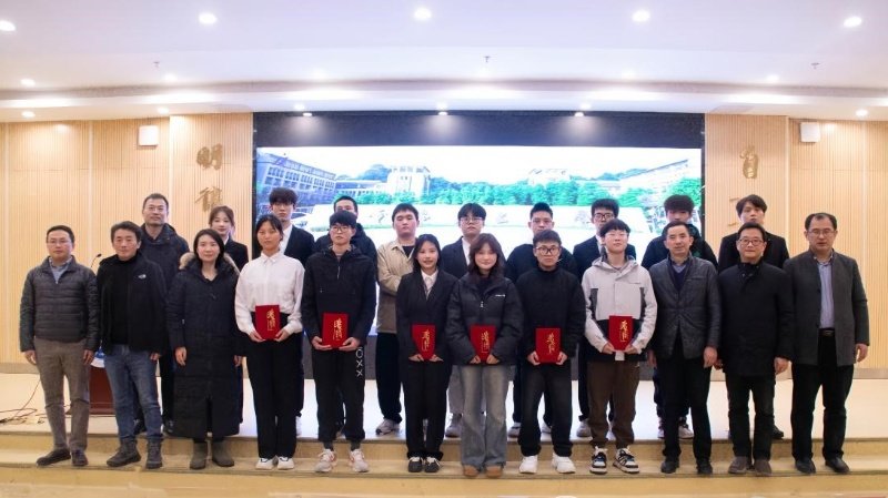 解码智造基因：重庆理工大学“红色引擎”如何点燃学生创新火种？