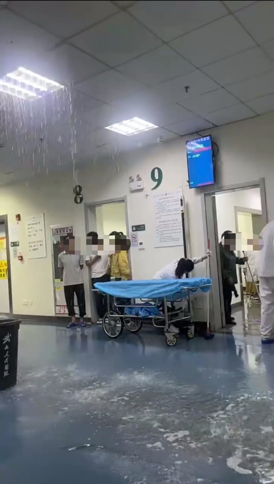 武漢大學人民醫院屋頂漏水。 圖源:網絡影片截圖