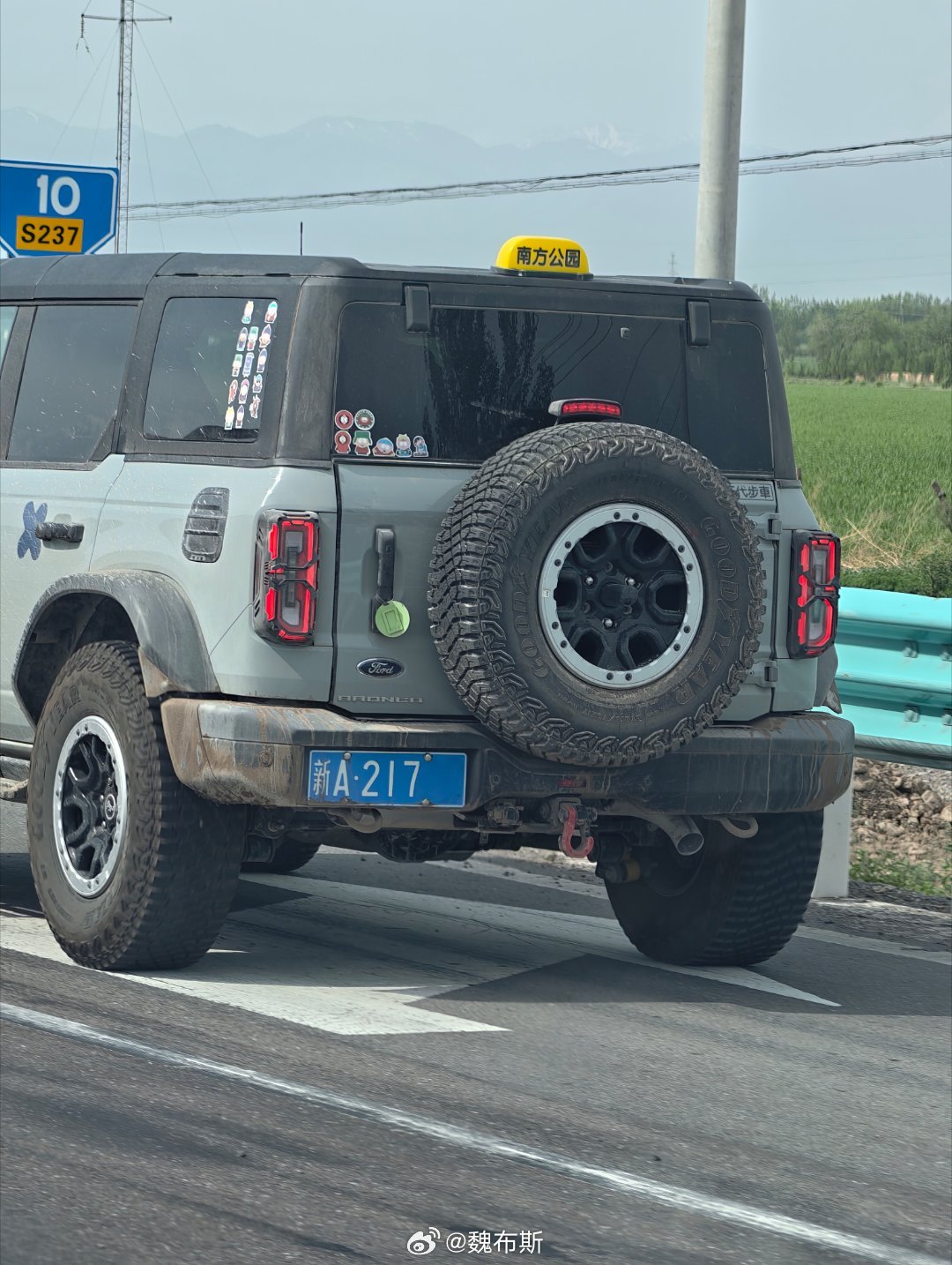 感谢这位烈马车主，今天正在开伊昭公路，这辆烈马一直伴随在我前后