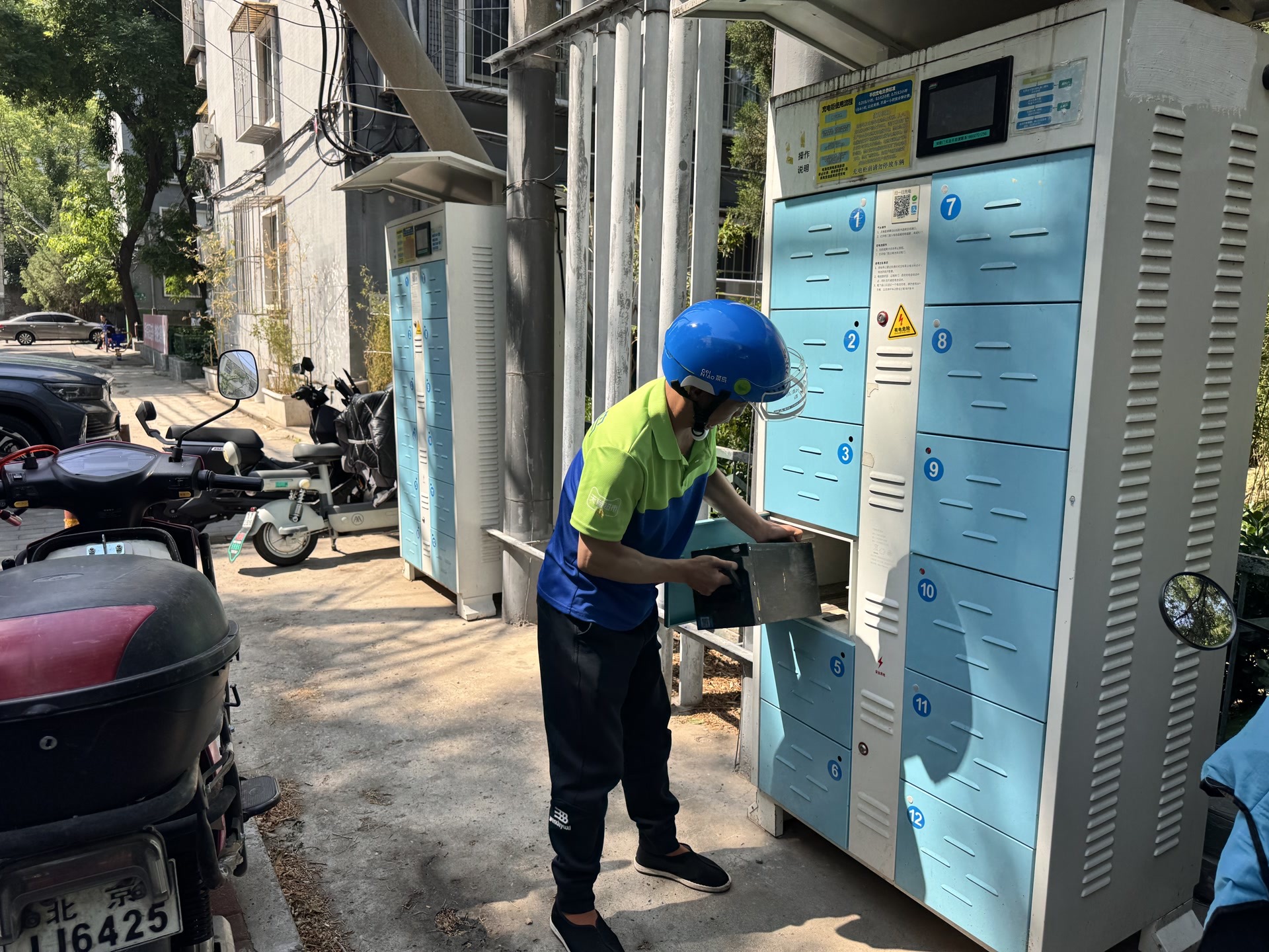 外賣小哥通過「充電地圖」找到了充電櫃。圖源:西城區消防救援支隊
