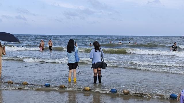 5月22日，游客在茂名“中国第一滩”打卡。 澎湃新闻记者 王岱玉 图