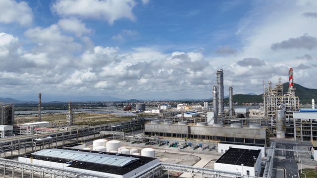 5月21日，茂名滨海新区，东华能源在蓝天白云下生产运营，茂名计划在这里建设零碳产业园。 澎湃新闻记者 陈鑫露 图