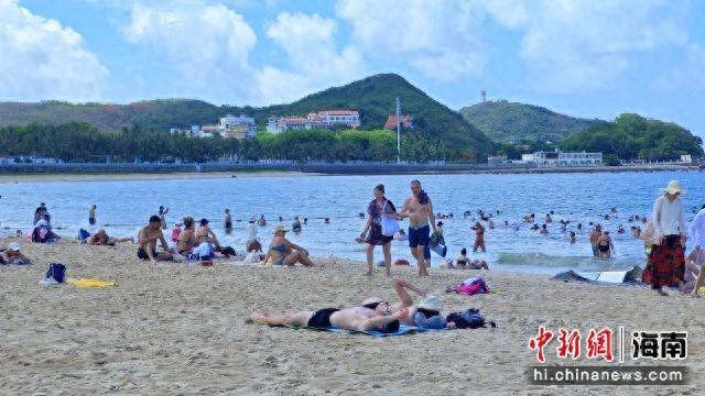 5月22日,中外游客在三亚大东海旅游区游玩。张月和 摄