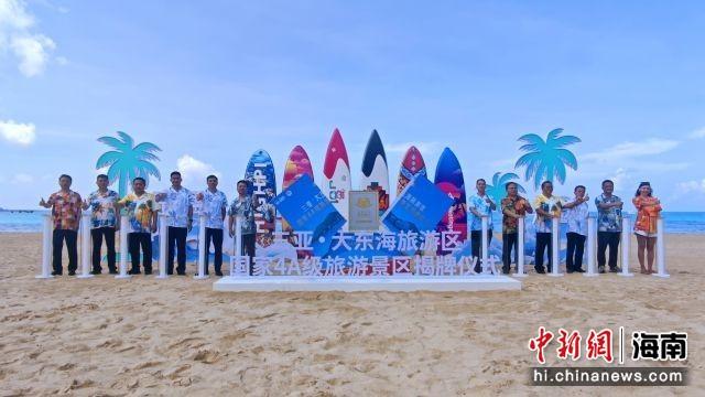5月22日,中外游客在三亚大东海旅游区游玩。张月和 摄