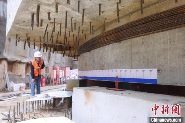 工程技术人员监控主梁转体角度。记者 贾天勇 摄