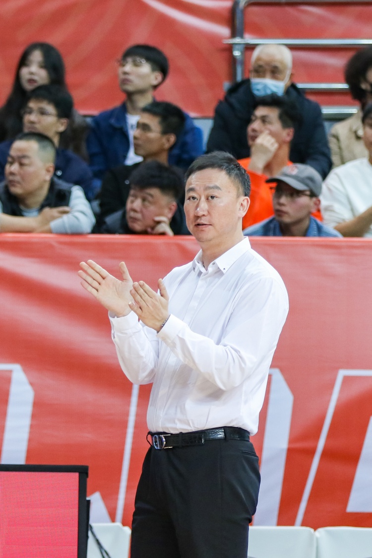 刘维伟：广厦经历20多年沉淀拿到这总冠军很不容易 值得我们学习