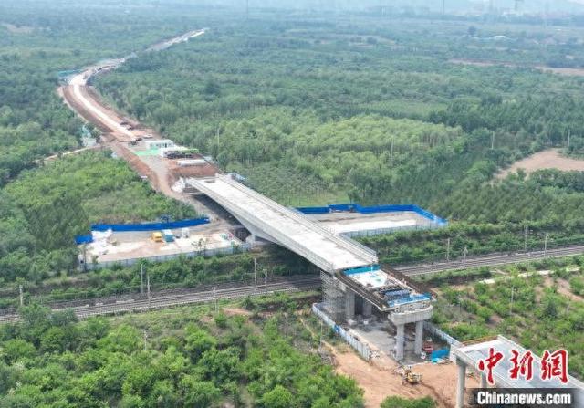 转体施工现场。记者 贾天勇 摄