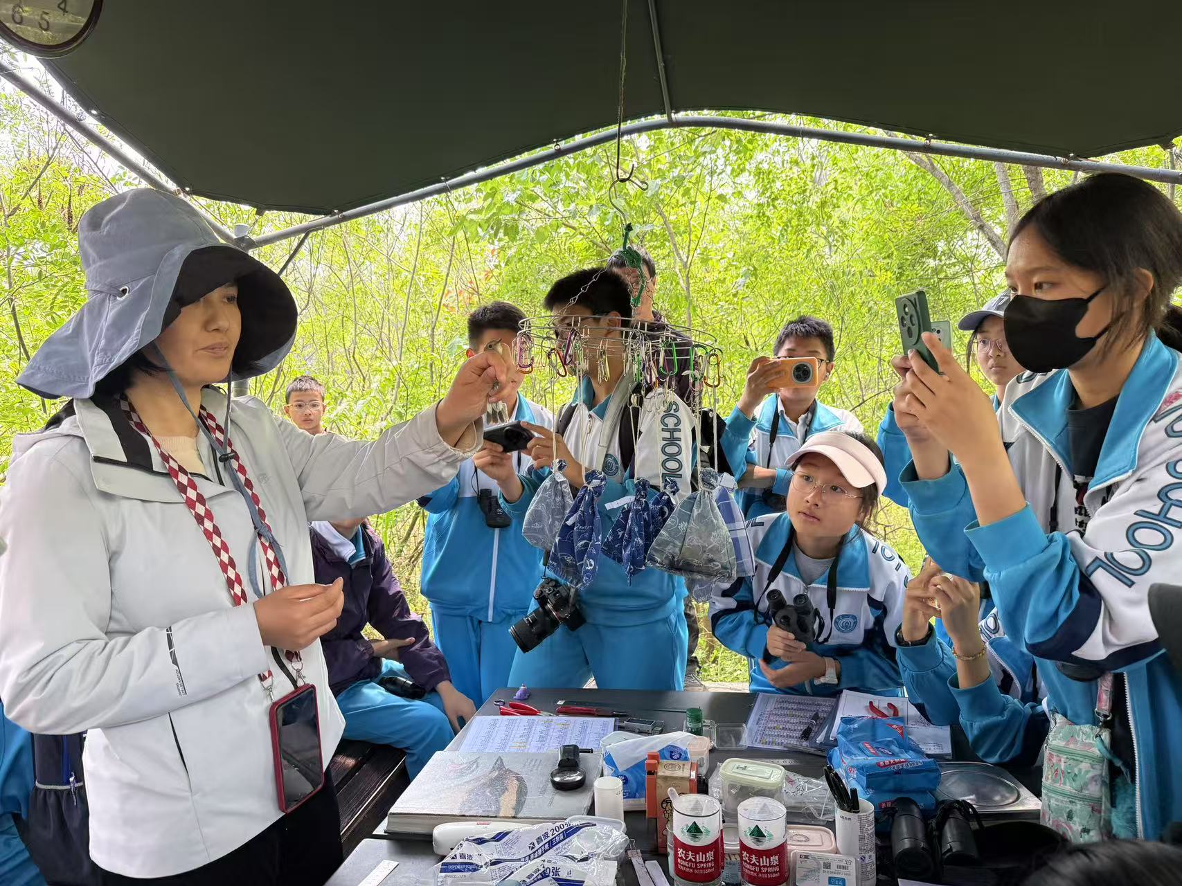 101中學的同學們參加鳥類環誌生態課程。圖源:海澱區園林綠化局