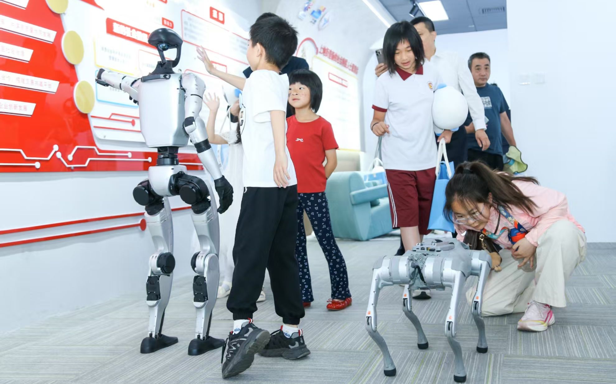 同學們現場與機器人、機器狗「萌友」互動。新京報記者 浦峰 攝