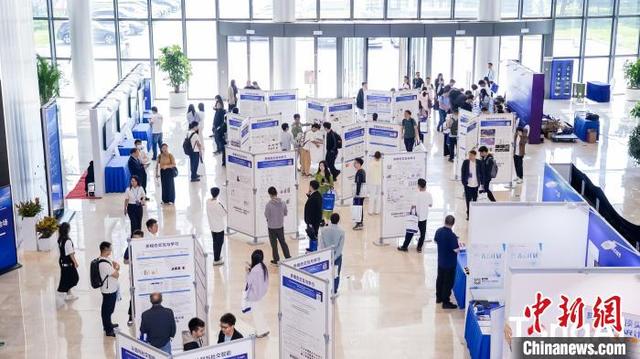 2025年5月24日,首届国际通用人工智能大会青年科研成果展现场。 (北京通用人工智能学会供图)