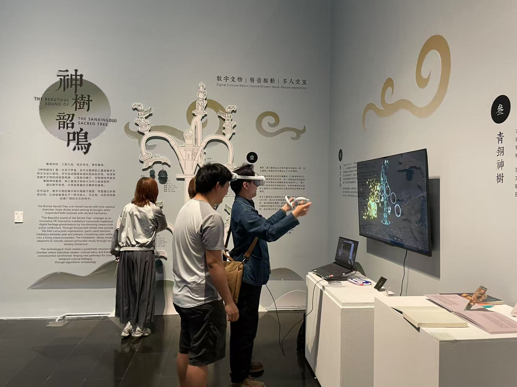 參展者頭戴VR頭盔在現場體驗三星堆複原文物的聲音。新京報記者 馮琪 攝