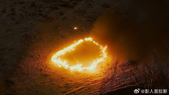 随着女孩故事 众人带着生的希望，翻山越岭走归途