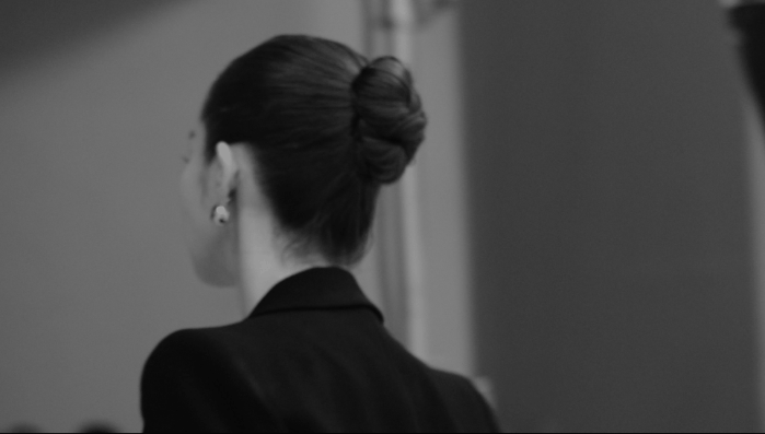 戚薇微博置顶凯迪拉克XT4短片，展率性真我