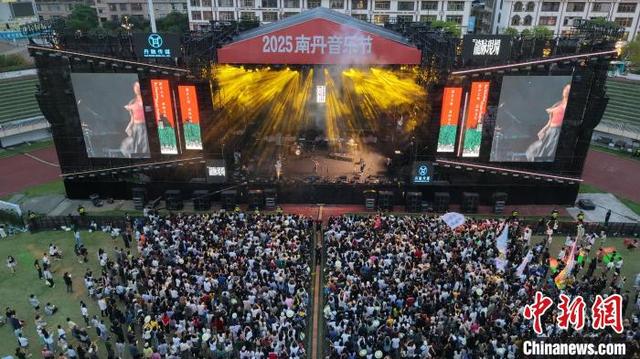 图为5月24日，俯瞰2025南丹音乐节现场。 高东风 摄
