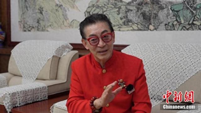 正接受采访的六小龄童。徐峻杰 摄