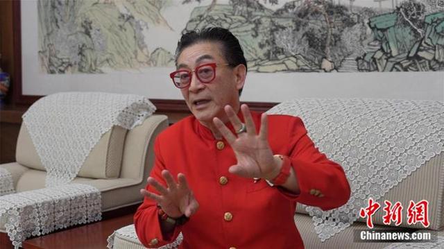 正接受采访的六小龄童。徐峻杰 摄