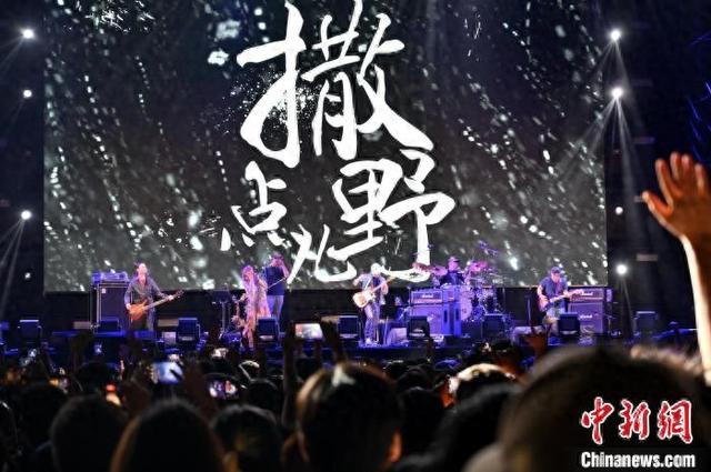 图为5月23日晚，瓦依那乐队主唱岜農与崔健共演。 俞靖 摄