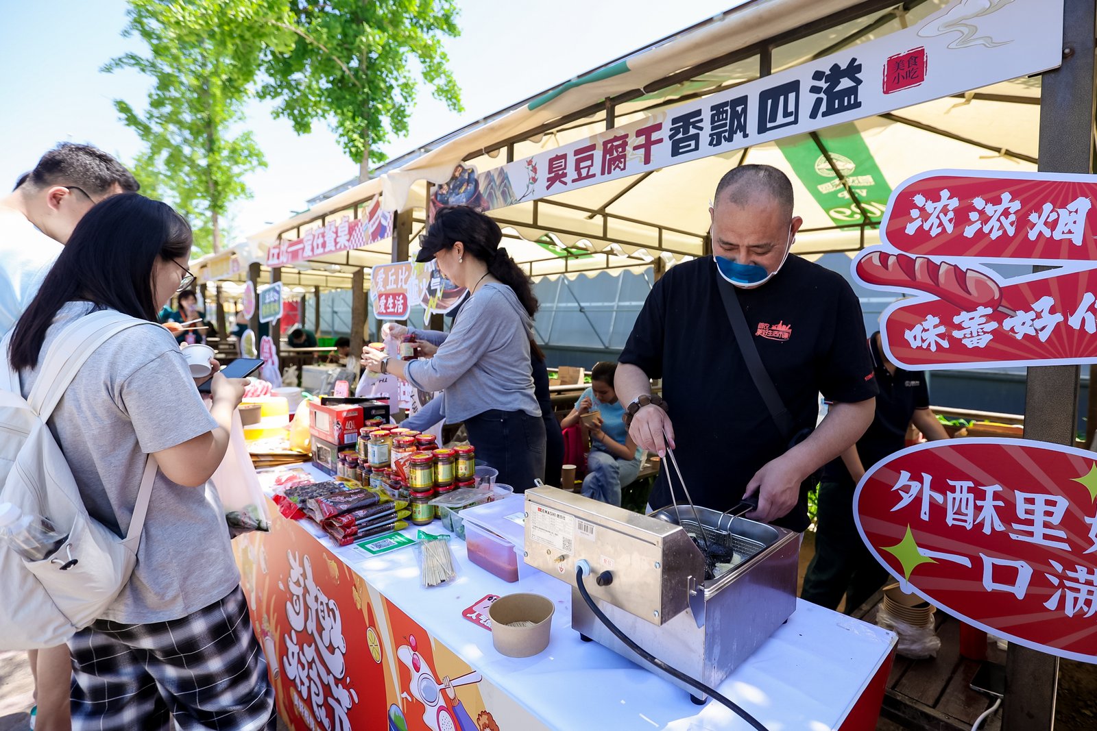 首農奇趣好食節,現場工作人員炸臭豆腐。首農食品集團供圖
