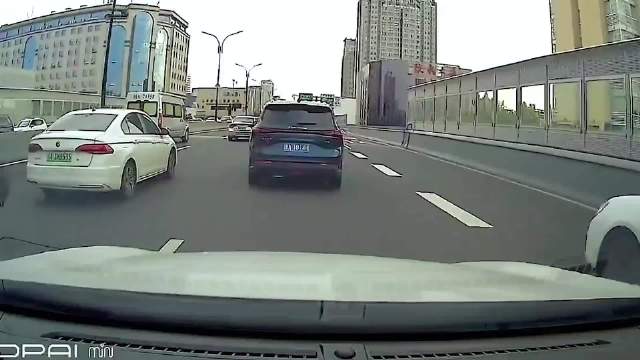 视频：卡罗拉恶意别车，没想到遇见狠人，还别判了全责