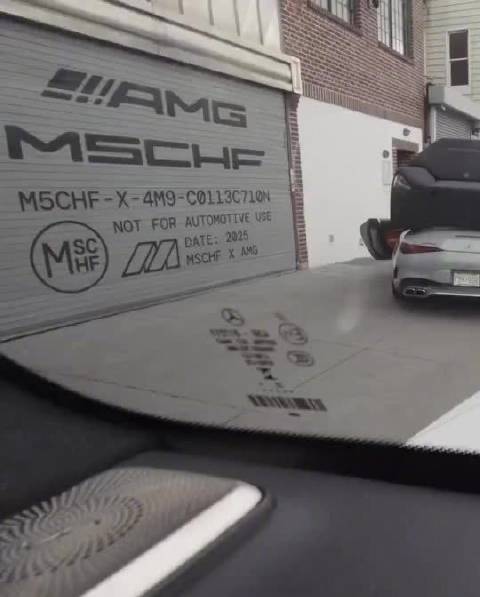 奔驰AMG联名MSCHF推出跑车元素家居系列